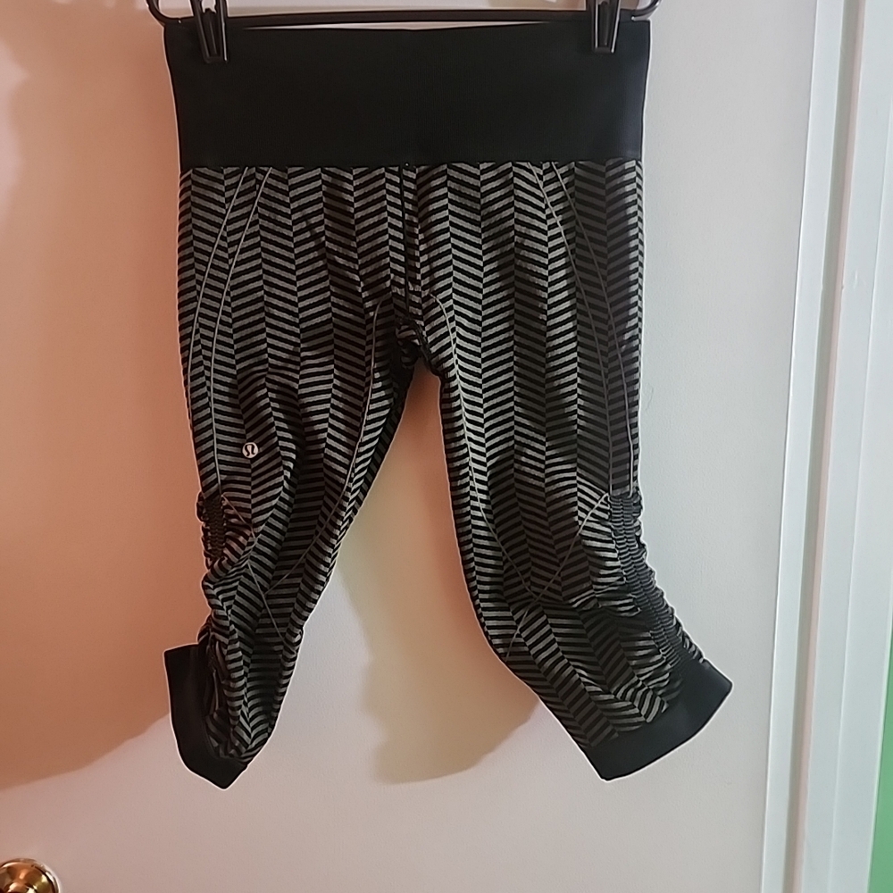 Lululemon In The Flow Chevron Green/Black Cropped Leggings